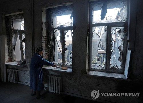 포격으로 파손된 도네츠크 병원 유리창