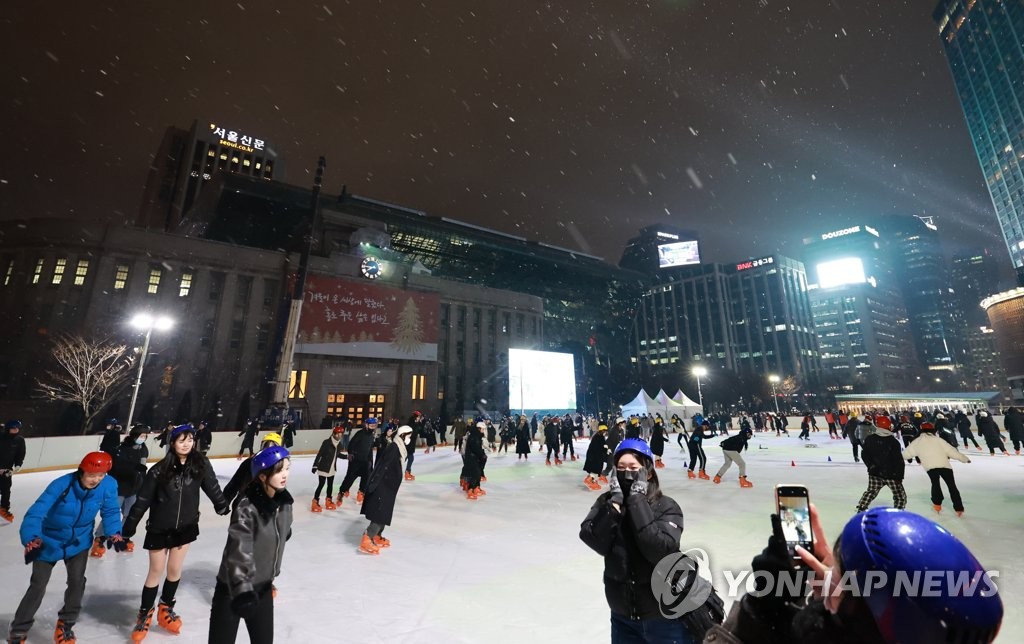seoul-square-ice-rink-opens-yonhap-news-agency