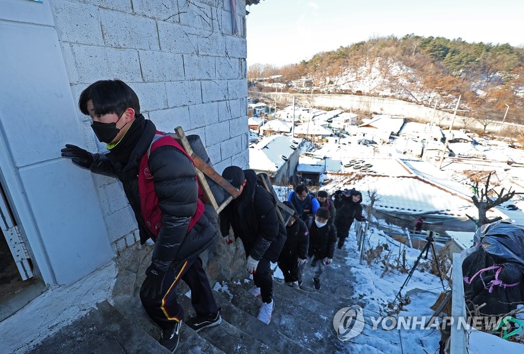 연말 따뜻한 나눔 실천하는 자원봉사자들