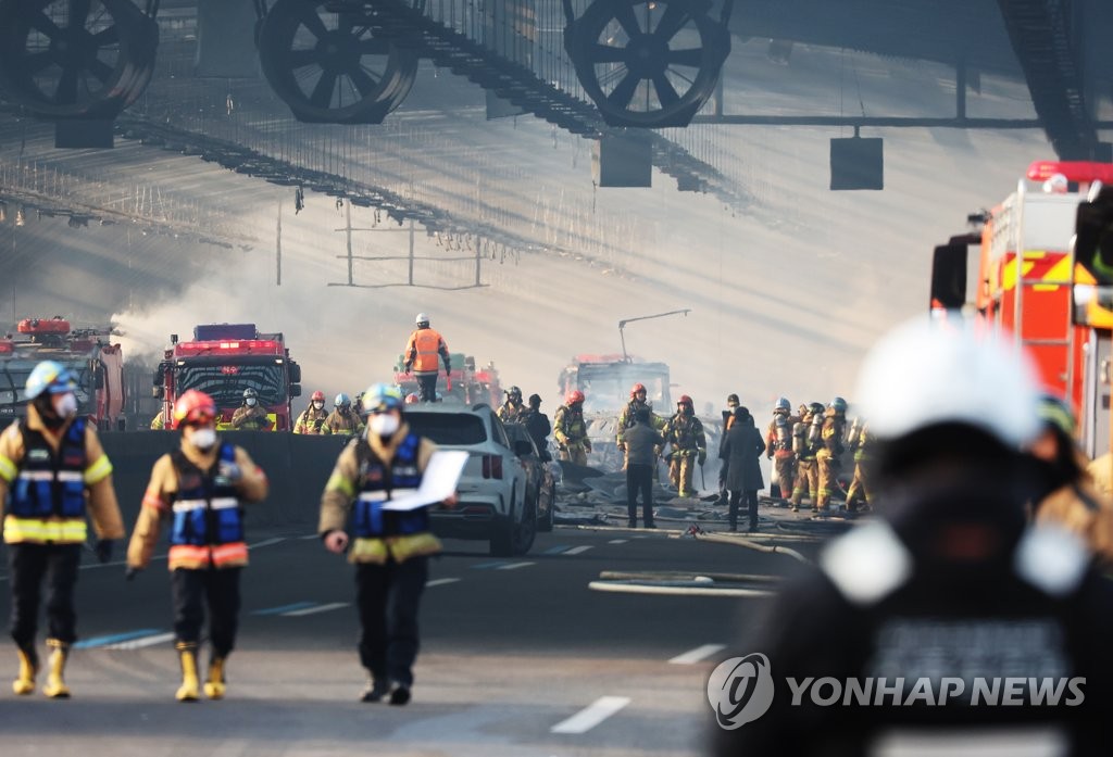 과천 방음터널 화재 진화작업