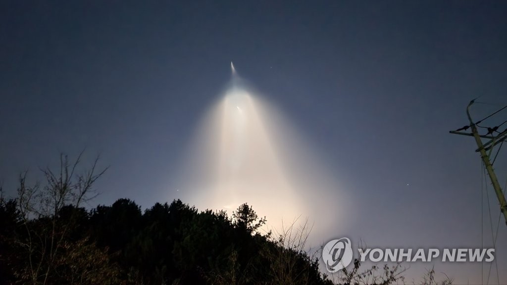 韓国北東部の江原道春川市で確認された韓国の固体燃料ロケット＝３０日、春川（聯合ニュース）