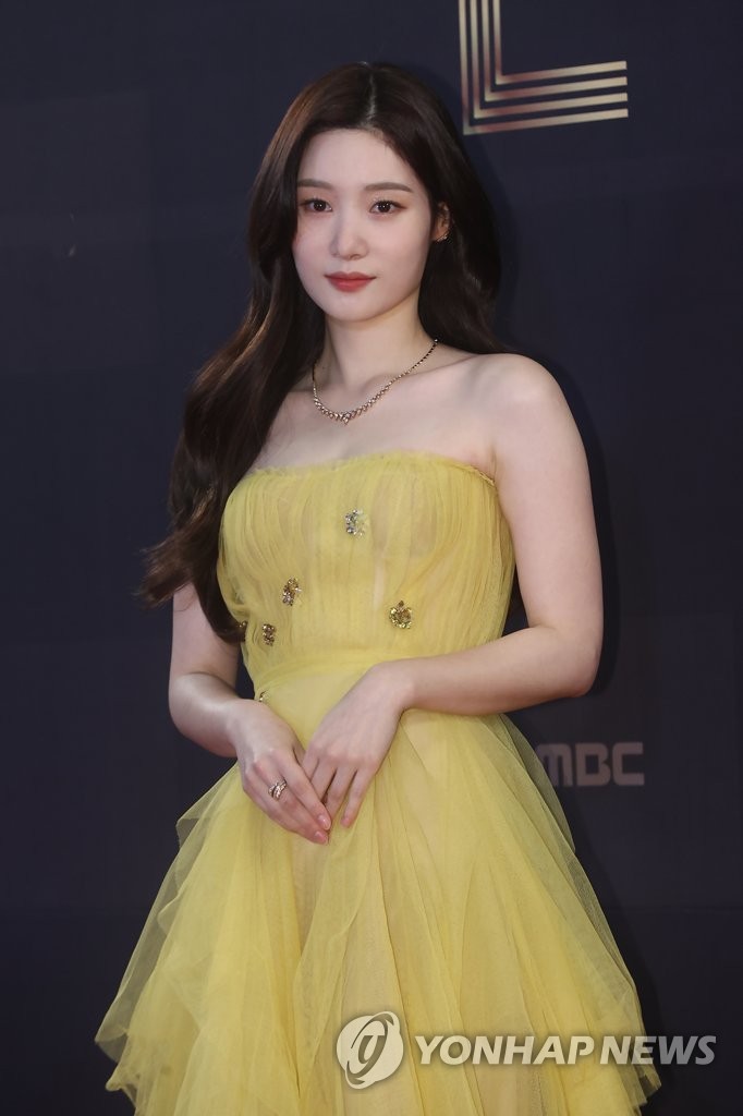 정채연, 화사한 미모
