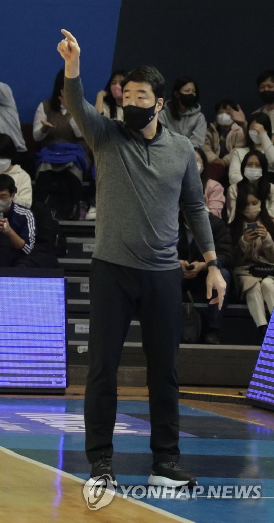 작전 지시하는 은희석 감독