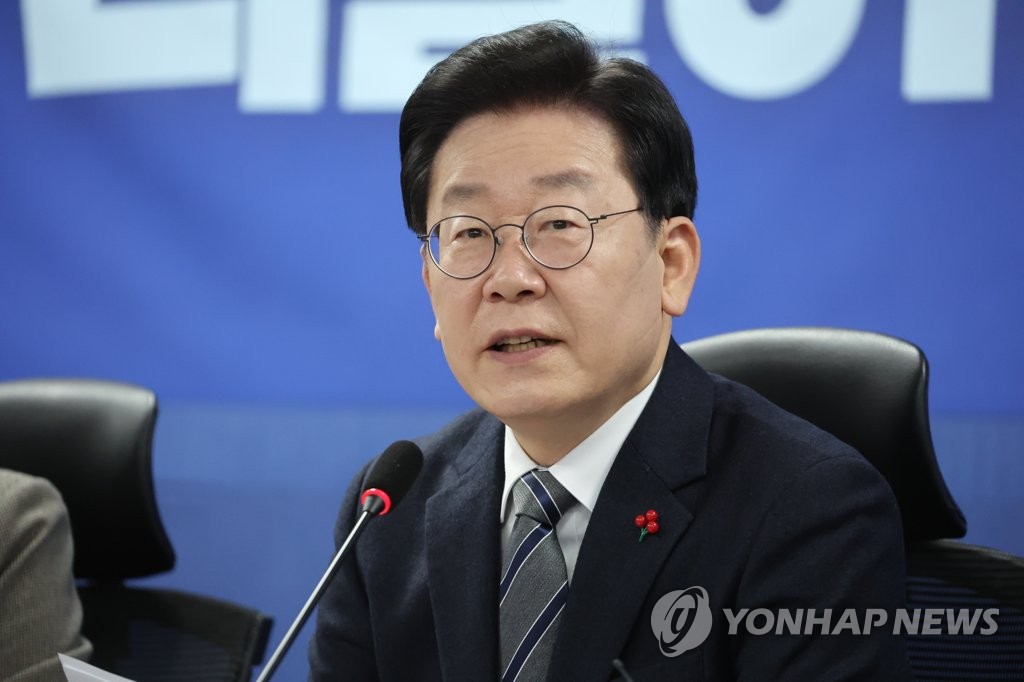 Main opposition Democratic Party leader Lee Jae-myung speaks at a party leadership meeting at the National Assembly on Jan. 6, 2023. (Yonhap)