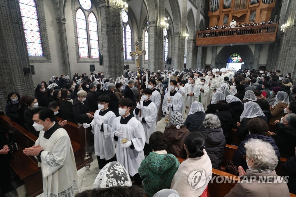 Se celebra una misa en memoria del difunto Papa Benedicto XVI en la Catedral de Myeongdong en Seúl el 7 de enero de 2023. (Foto de grupo) (Yonhap) 