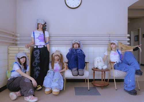 La foto, proporcionada por ADOR, muestra al grupo femenino de K-pop NewJeans. (Prohibida su reventa y archivo)