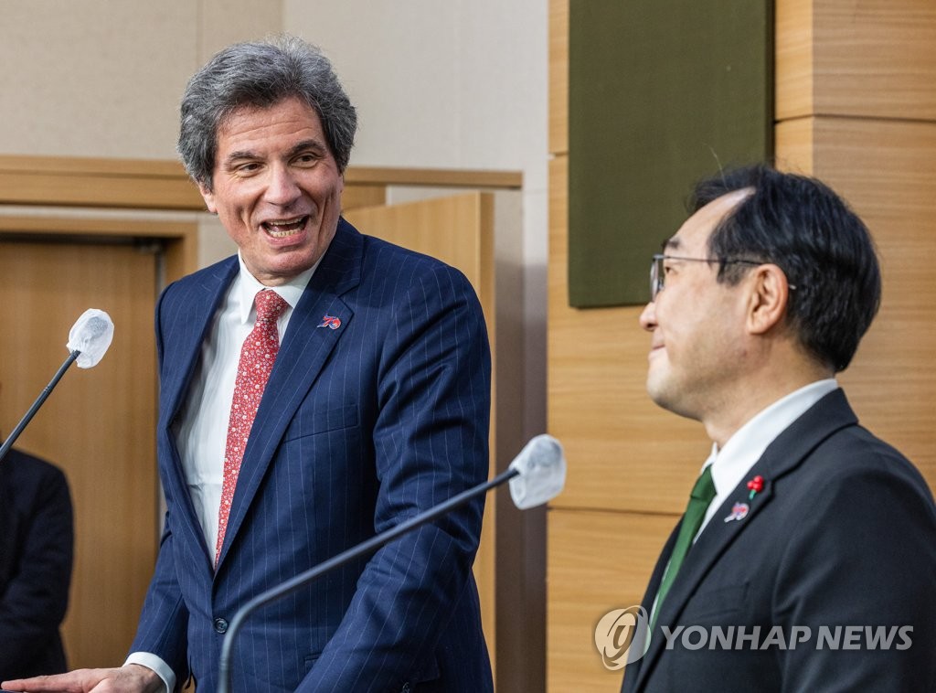 El segundo viceministro de Asuntos Exteriores surcoreano, Lee Do-hoon (dcha.), habla con José Walfredo Fernández, subsecretario de Estado para el crecimiento económico, energía y medioambiente de EE. UU., durante una conferencia de prensa conjunta celebrada, el 10 de enero de 2023, en la Cancillería surcoreana, en Seúl, tras su reunión para discutir diversos asuntos bilaterales.