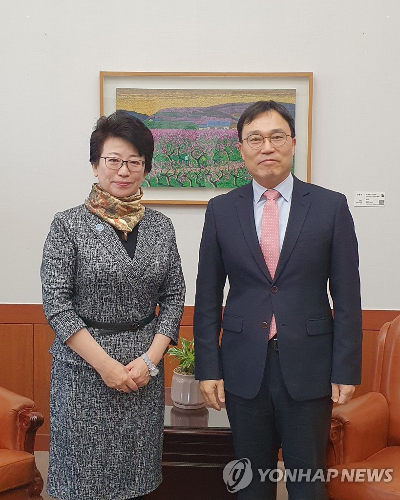 Choi Young-sam (R), South Korea's deputy foreign minister, poses for a photo with Ou Boqian, Secretary General of the Trilateral Cooperation Secretariat on Jan. 12, 2023, before their meeting in Seoul, in this photo provided by Seoul's foreign ministry. (PHOTO NOT FOR SALE) (Yonhap)
