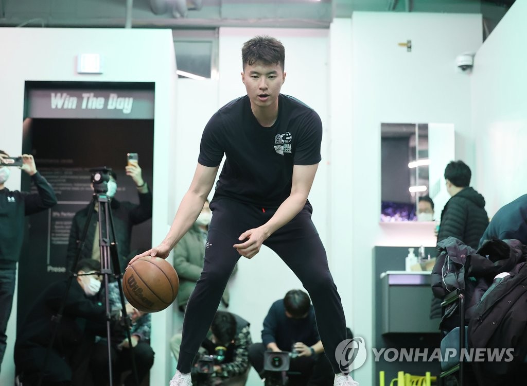 South Korean basketball prospect Lee Hyun-jung dribbles a ball during his open training session in Seoul on Jan. 13, 2023. (Yonhap)
