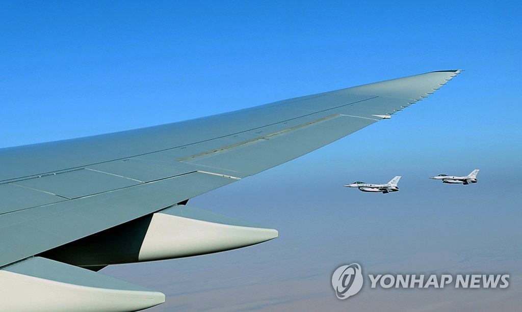 Unos cazas de la Fuerza Aérea emiratí escoltan, el 14 de enero de 2023, el avión presidencial que transporta al presidente surcoreano, Yoon Suk Yeol.