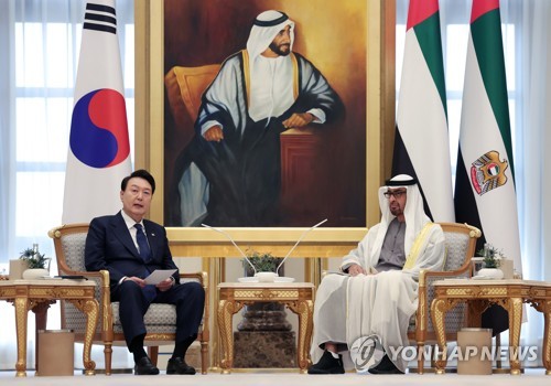 El presidente surcoreano, Yoon Suk Yeol (izda.), habla durante una reunión cumbre con su homólogo emiratí, Mohamed bin Zayed Al Nahyan, celebrada, el 15 de enero de 2023 (hora local), en el palacio presidencial Qasr Al Watan, en Abu Dabi, los Emiratos Árabes Unidos. 