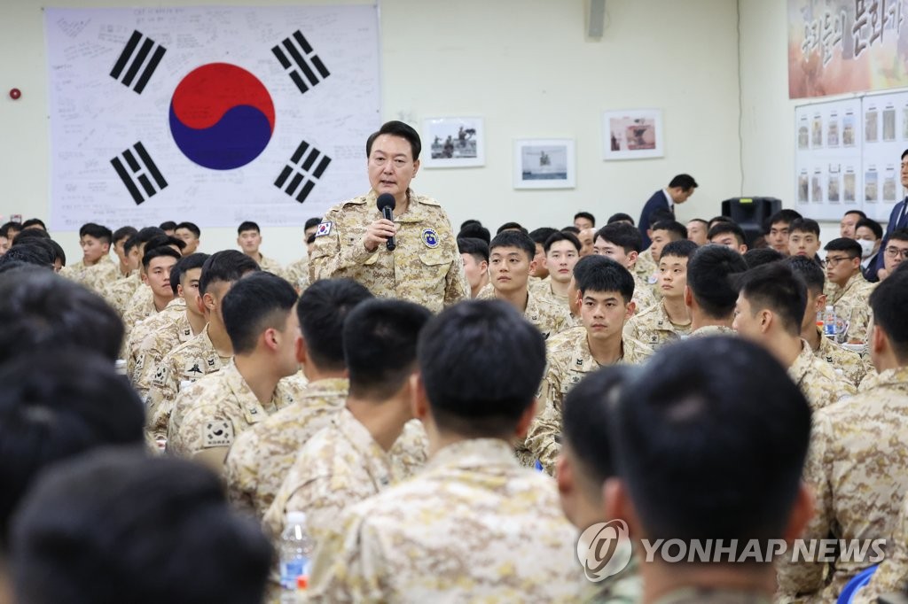 Yoon se reúne con las tropas surcoreanas de la unidad Akh en los EAU