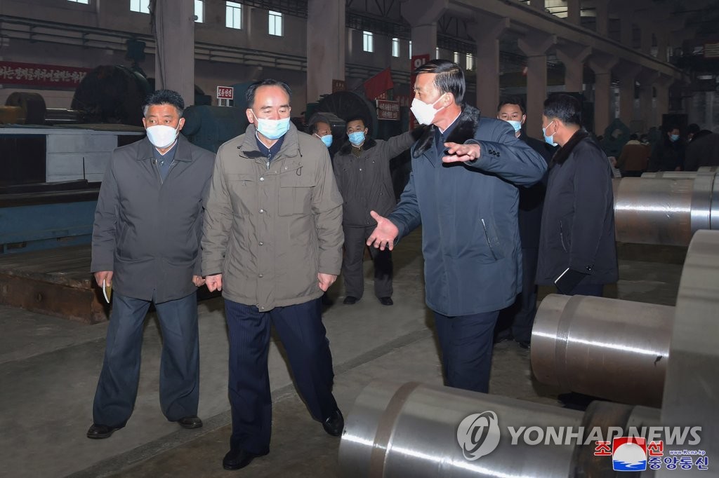 N.K. senior party official inspects machinery factory
