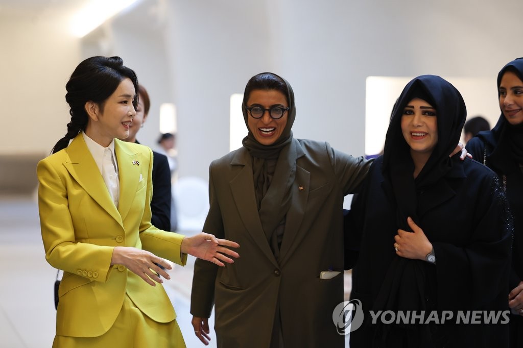 First lady Kim Kun-hee (left) visits Dubai's Museum of the Future with Sheikha Latifa bint Mohammed Al Maktoum (right), chairman of Dubai Culture and Arts Authority, on January 17, 2023.  (Yonhap News Agency)