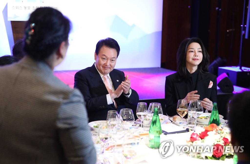 Le président Yoon Suk Yeol et son épouse Kim Keon Hee applaudissent le mardi 17 janvier 2023 (heure suisse) lors d'une rencontre avec des résidents sud-coréens en Suisse dans un hôtel de Zurich.