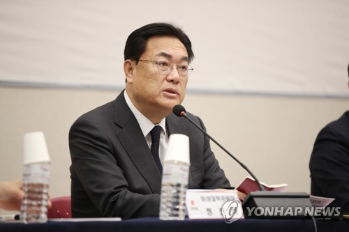Ruling People Power Party leader Chung Jin-suk speaks at a party response meeting in the southwestern city of Gwangju on Jan. 19, 2023. (Yonhap)