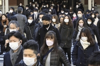 일본, 5월부터 코로나19 독감 취급…마스크 착용 자율화(종합)