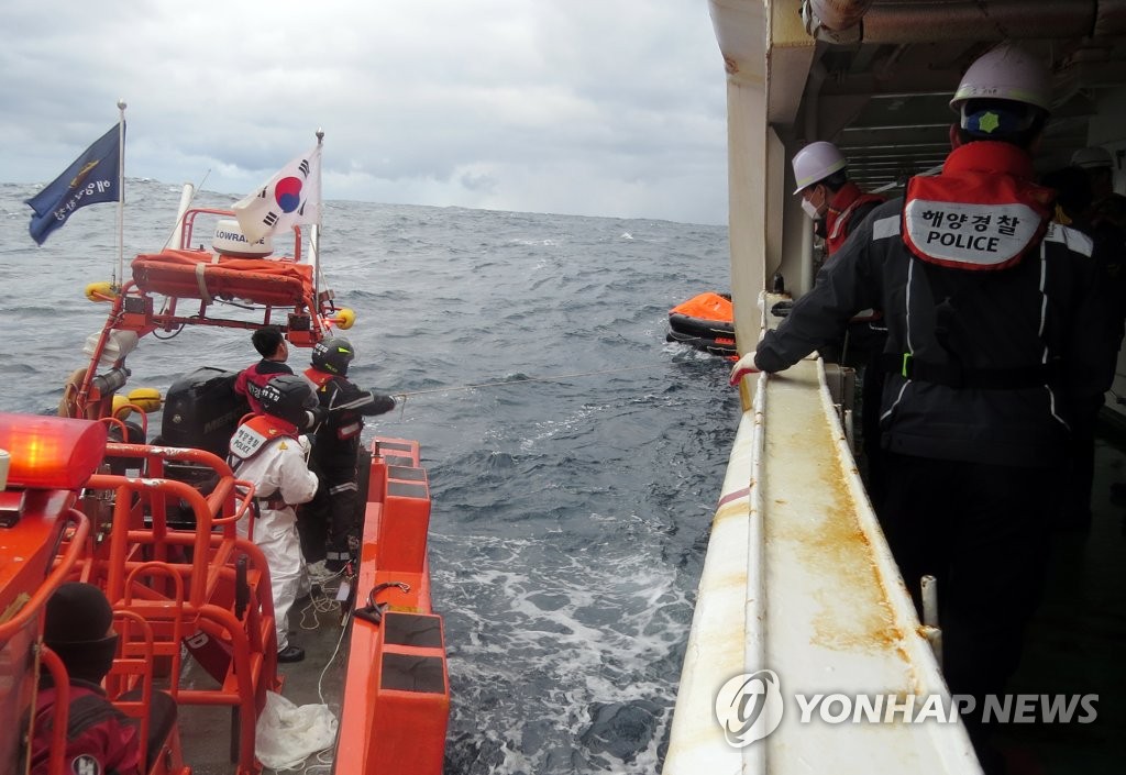 Cargo ship carrying 22 sinks off Jeju