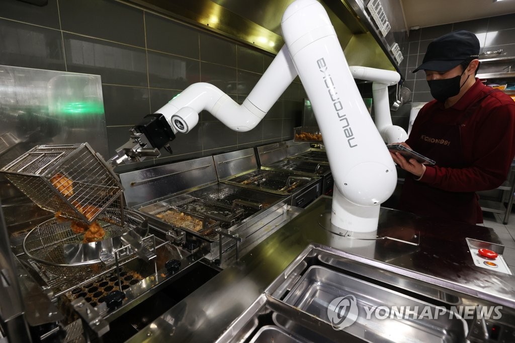 روبوت يطبخ الدجاج المقلي