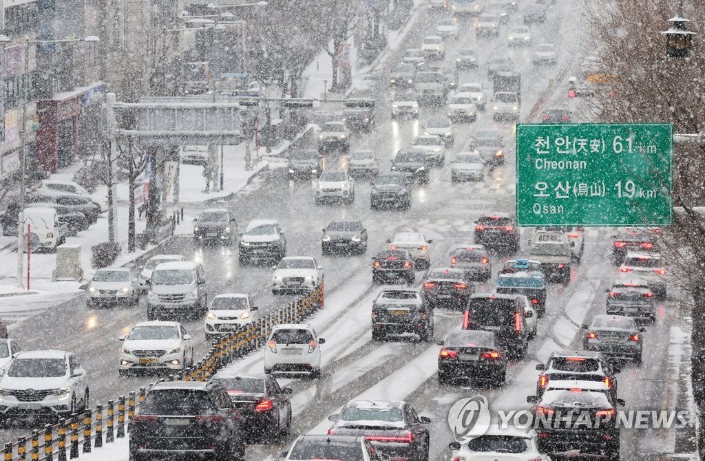'하얀 눈이 펑펑'…대설주의보 내린 수도권