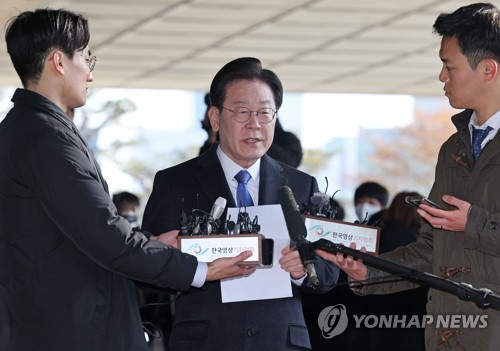 Lee Jae-myung, chair of the main opposition Democratic Party, speaks to reporters before entering the Seoul Central District Prosecutors Office in southern Seoul for questioning as part of a corruption investigation on Jan. 28, 2023. (Yonhap)