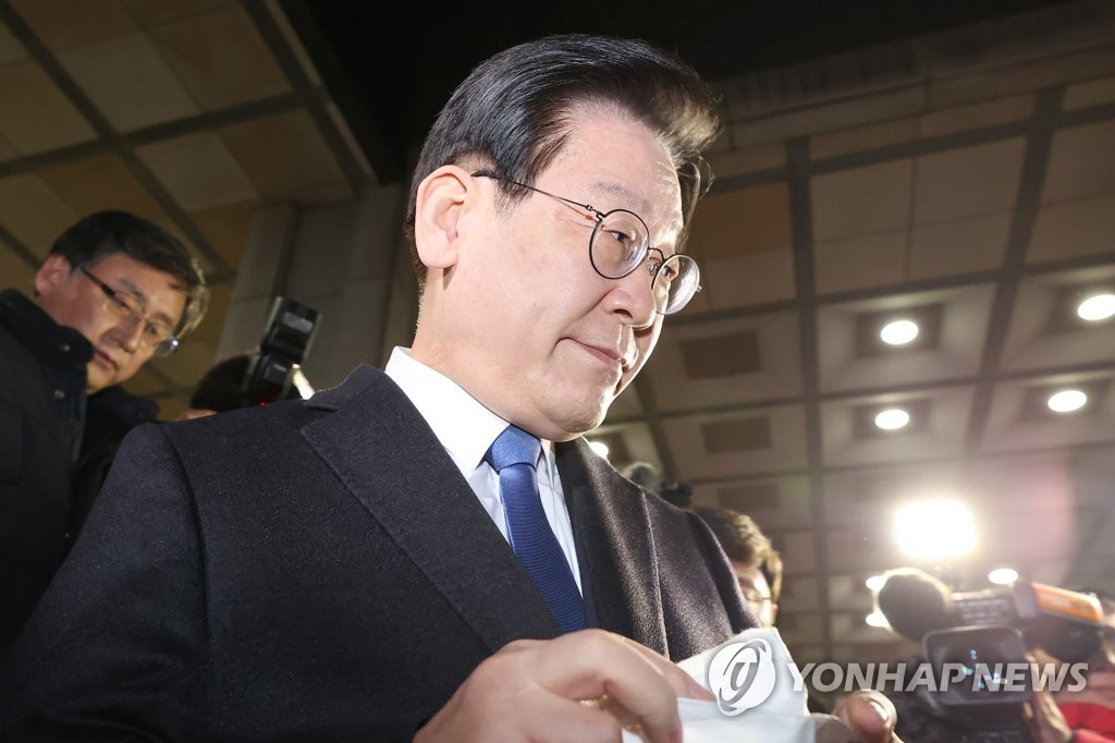 زعيم المعارضة "لي جيه-ميونغ" يدعي براءته في تحقيق الفساد - 1