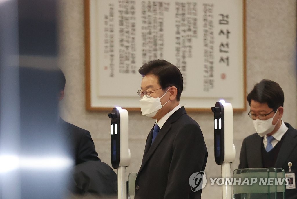 زعيم المعارضة "لي جيه-ميونغ" يدعي براءته في تحقيق الفساد - 3