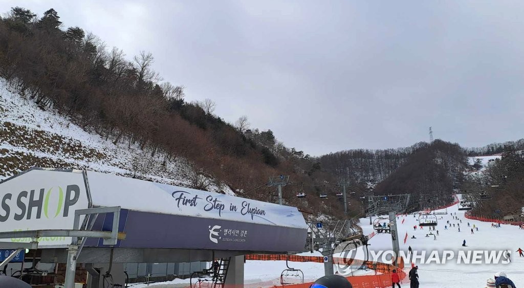 Le télésiège en panne à la station de ski Elysian Gangchon à Chuncheon, dans la province du Gangwon, le dimanche 29 janvier 2023. 