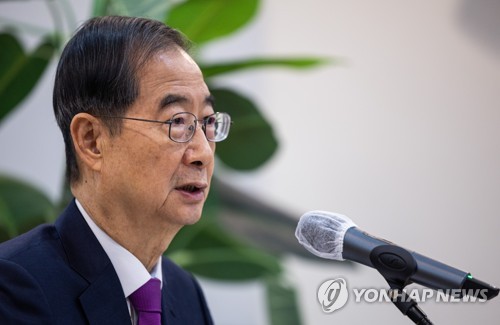 El primer ministro de Corea del Sur, Han Duck-soo, responde a las preguntas de los periodistas, el 31 de enero de 2023, en una conferencia de prensa celebrada en el complejo gubernamental, en Seúl.
