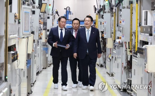 Yoon visita una instalación de producción de obleas de silicio