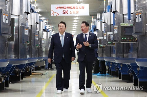Yoon visits silicon wafer-making plant