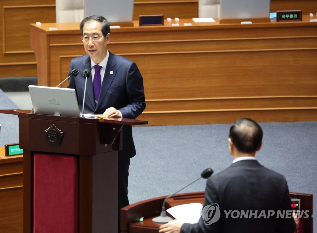 El primer ministro surcoreano, Han Duck-soo, pronuncia unas palabras, el 6 de febrero de 2023, durante una reunión parlamentaria, en la Asamblea Nacional, en Seúl.