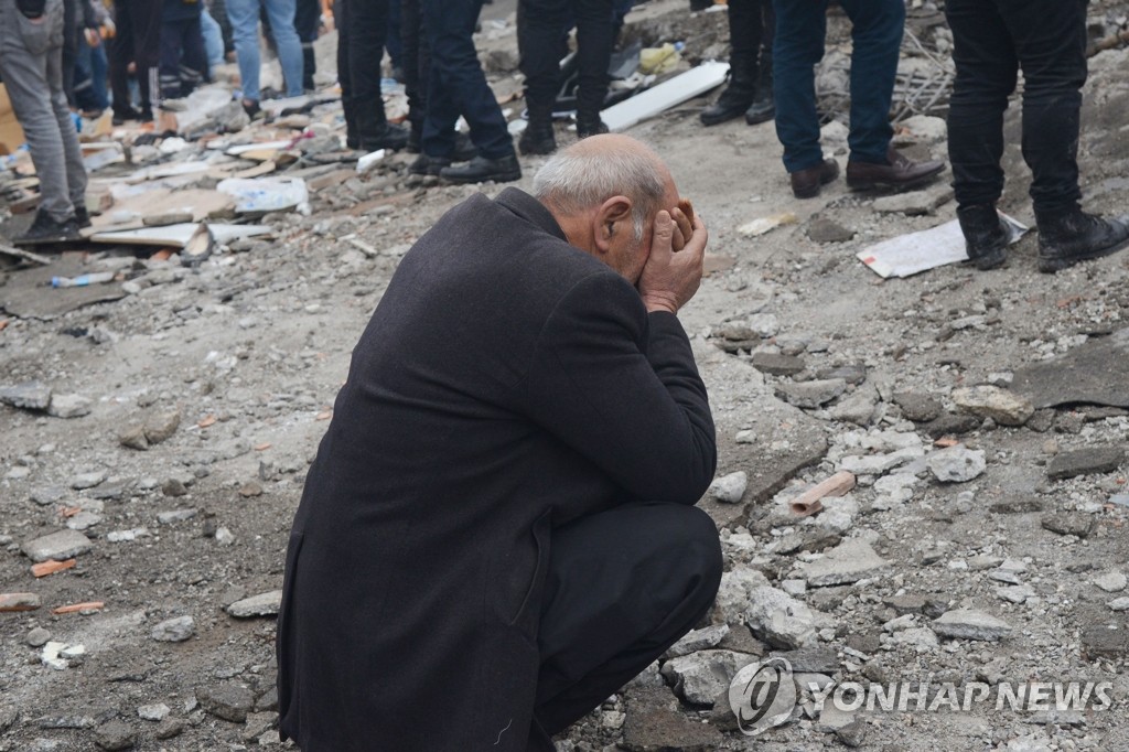 튀르키예 지진 피해 건물 앞에 주저앉은 남성