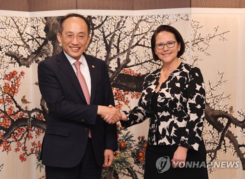 وزير المالية الكوري يلتقي مع نظيرته اللوكسمبورغية