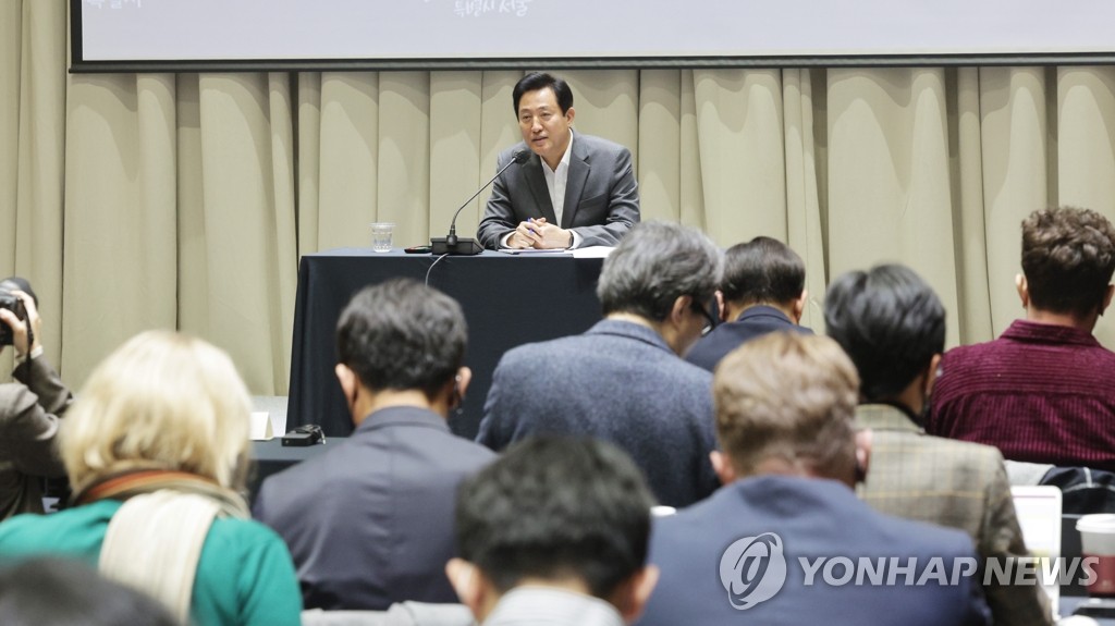 취재진 질문에 답하는 오세훈 서울시장