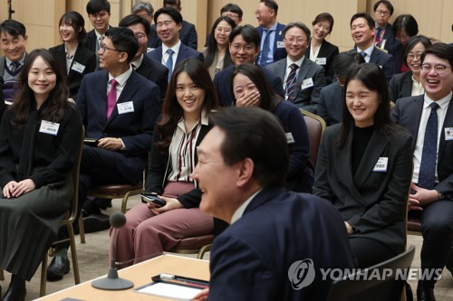 Yoon avec des fonctionnaires