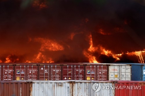 강진으로 화재 발생한 튀르키예 항구 컨테이너들