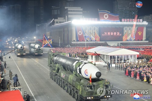 الزعيم الكوري الشمالي يدعو إلى تعزيز قوة الجيش في جلسة تصوير مع المشاركين في العرض العسكري