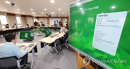 "챗GPT는 21세기형 계산기…학생들 '활용 역량' 길러줘야"(종합)