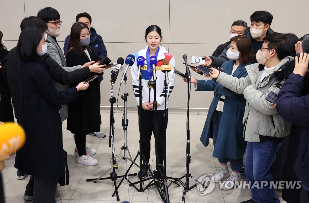 South Korean figure skater Lee Hae-in (C) speaks to reporters at Incheon International Airport in Incheon, west of Seoul, on Feb. 14, 2023, after winning the women's singles gold medal at the International Skating Union Four Continents Figure Skating Championships. (Yonhap)