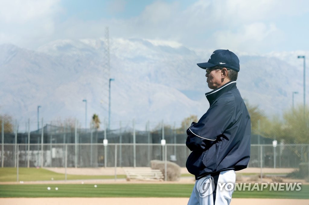 South Korea manager Lee Kang-chul watches his players during a practice session for the World Baseball Classic at Kino Sports Complex in Tucson, Arizona, on Feb. 15, 2023. (Yonhap)