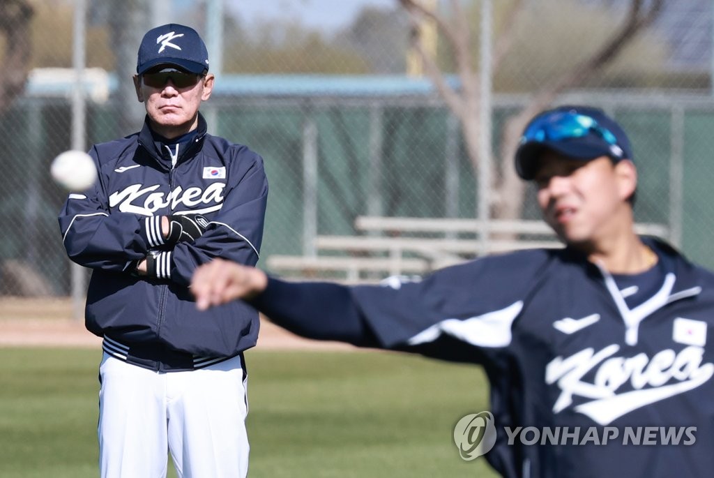 South Korea manager Lee Kang-chul (L) watches pitcher Jung Woo-young during a practice session for the World Baseball Classic at Kino Sports Complex in Tucson, Arizona, on Feb. 15, 2023. (Yonhap)