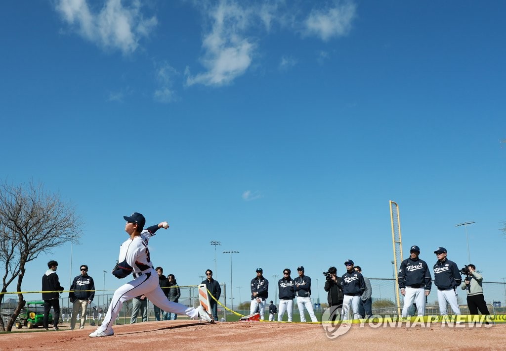 South Korean pitcher So Hyeong-jun pitches during a practice session for the World Baseball Classic at Kino Sports Complex in Tucson, Arizona, on Feb. 15, 2023. (Yonhap)