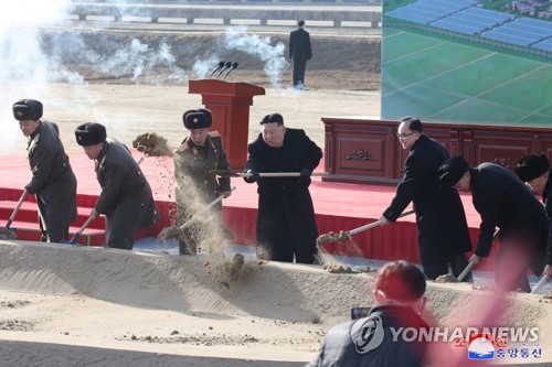 زعيم كوريا الشمالية يحضر حفل إرساء حجر الأساس لمشروع مجمع سكني في بيونغ يانغ