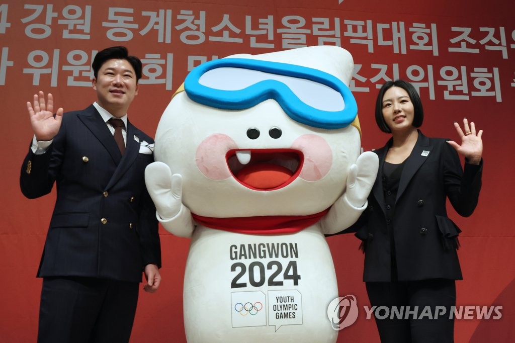 South Korean Olympic shooting champion Jin Jong-oh (L) and Olympic speed skating champion Lee Sang-hwa pose with Moongcho, the mascot for the 2024 Gangwon Winter Youth Olympics, in a ceremony in Seoul after being named co-heads of the competition's organizing committee on Feb. 21, 2023. (Yonhap)
