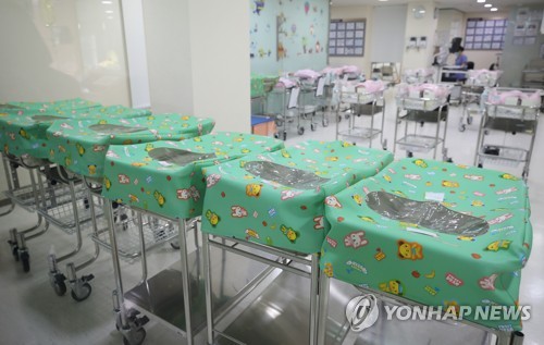 عدد الأطفال الكوريين المتبنيين في داخل وخارج البلاد 250 الف طفل منذ انتهاء الحرب الكورية