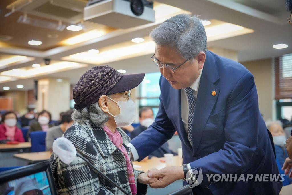 Foreign Minister Park Jin (R) talks with a relative of a victim of Japan's wartime forced labor in Seoul on Feb. 28, 2023, in this photo provided by the ministry. He met with the families to update them on the state of government consultations with Tokyo to resolve the issue of compensating the victims. (PHOTO NOT FOR SALE) (Yonhap)