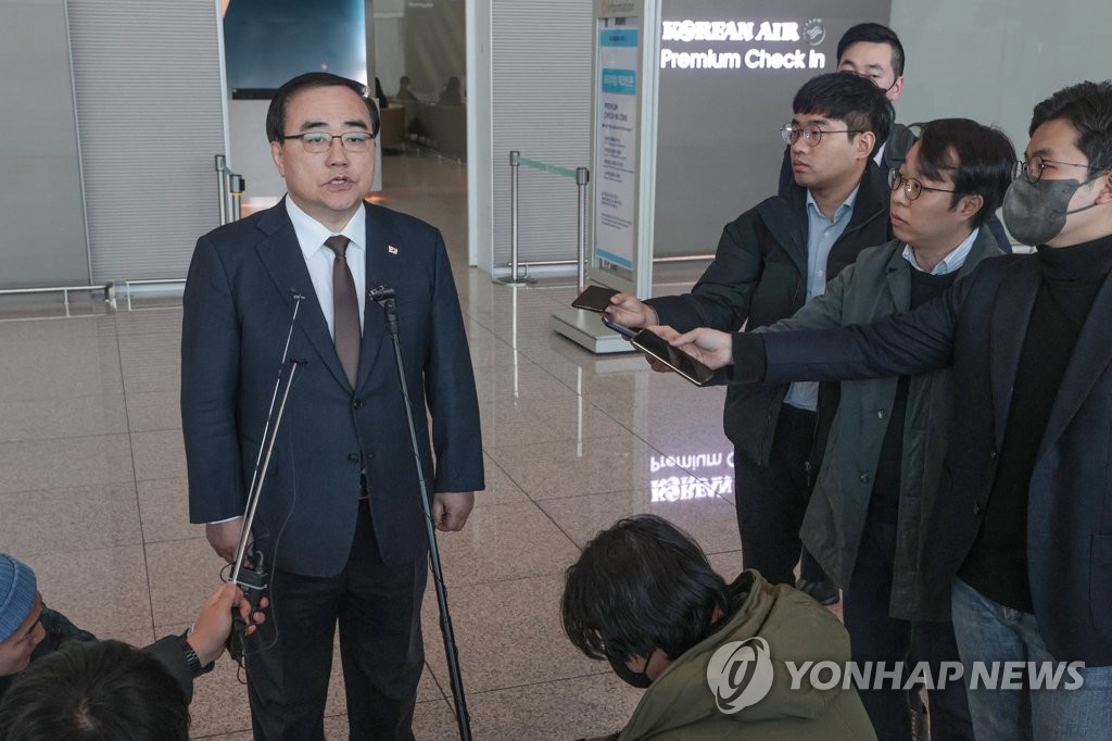 National Security Adviser Kim Sung-han (L) speaks to reporters at Incheon International Airport in Incheon, west of Seoul, on March 5, 2023, ahead of his visit to Washington. (Yonhap)