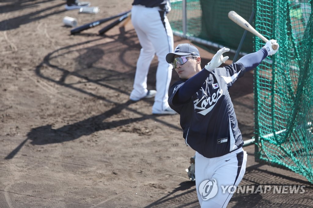 한국의 김하성이 2023년 3월 5일 일본 오사카의 마이시마 버팔로스 스타디움에서 열린 월드 베이스볼 클래식(WBC) 연습에 참가하고 있다.  (연합)