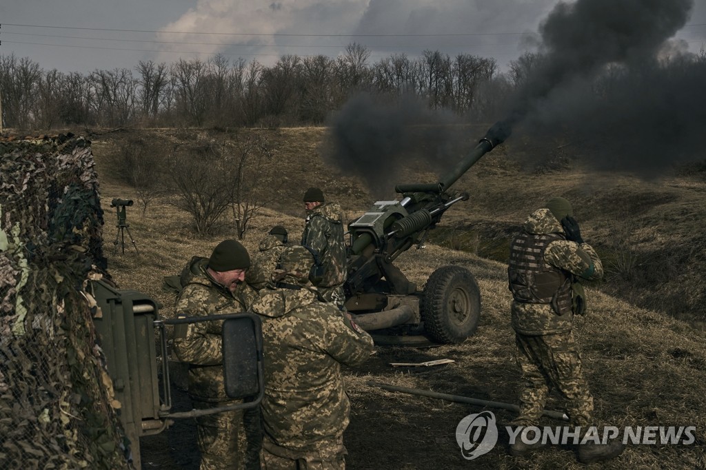 지난 7일 러시아군 진지로 자주곡사포 쏘는 우크라 병사들